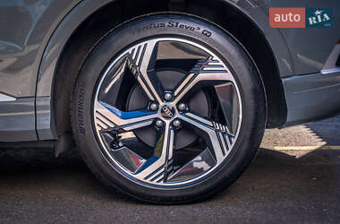 Позашляховик / Кросовер Audi e-tron 2023 в 