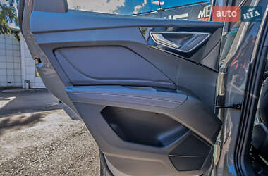 Позашляховик / Кросовер Audi e-tron 2023 в 