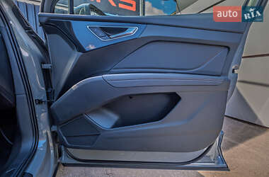Позашляховик / Кросовер Audi e-tron 2023 в 