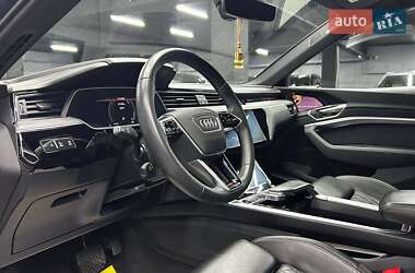 Позашляховик / Кросовер Audi e-tron 2022 в 