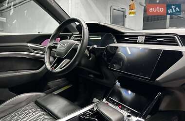 Позашляховик / Кросовер Audi e-tron 2022 в 