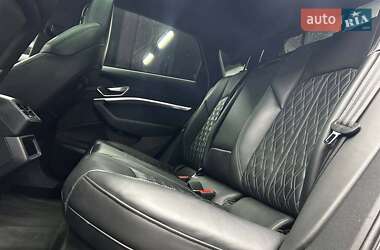 Позашляховик / Кросовер Audi e-tron 2022 в 