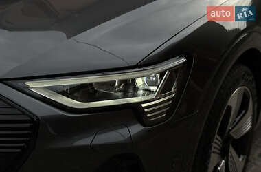 Внедорожник / Кроссовер Audi e-tron 2022 в 