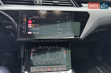 Позашляховик / Кросовер Audi e-tron 2023 в 