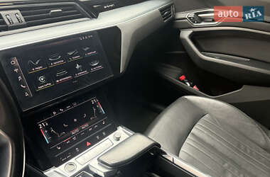 Внедорожник / Кроссовер Audi e-tron 2021 в 