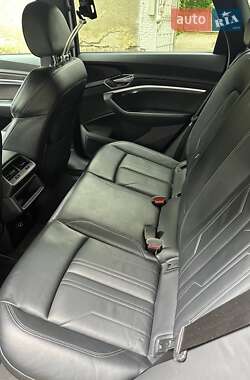 Позашляховик / Кросовер Audi e-tron 2021 в 