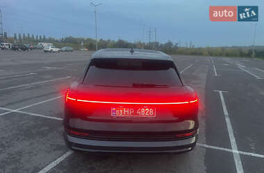 Позашляховик / Кросовер Audi e-tron 2023 в 