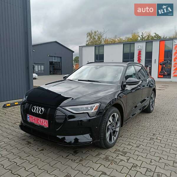 Позашляховик / Кросовер Audi e-tron 2021 в 