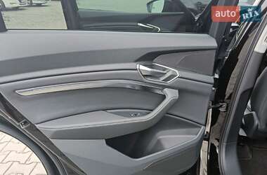 Позашляховик / Кросовер Audi e-tron 2021 в 