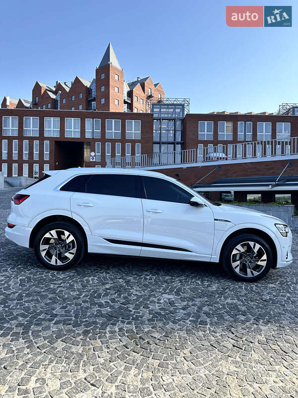 Позашляховик / Кросовер Audi e-tron 2021 в 