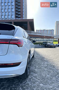 Позашляховик / Кросовер Audi e-tron 2021 в 