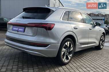 Позашляховик / Кросовер Audi e-tron 2022 в 