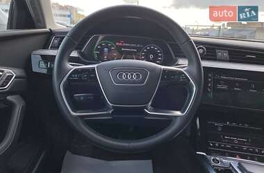 Позашляховик / Кросовер Audi e-tron 2022 в 