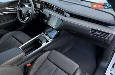 Позашляховик / Кросовер Audi e-tron 2022 в 