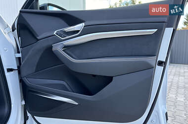 Позашляховик / Кросовер Audi e-tron 2022 в 