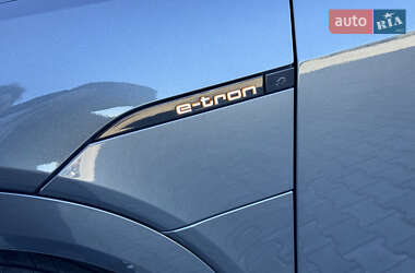 Внедорожник / Кроссовер Audi e-tron 2022 в 