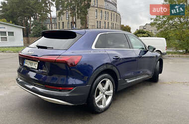 Позашляховик / Кросовер Audi e-tron 2021 в 