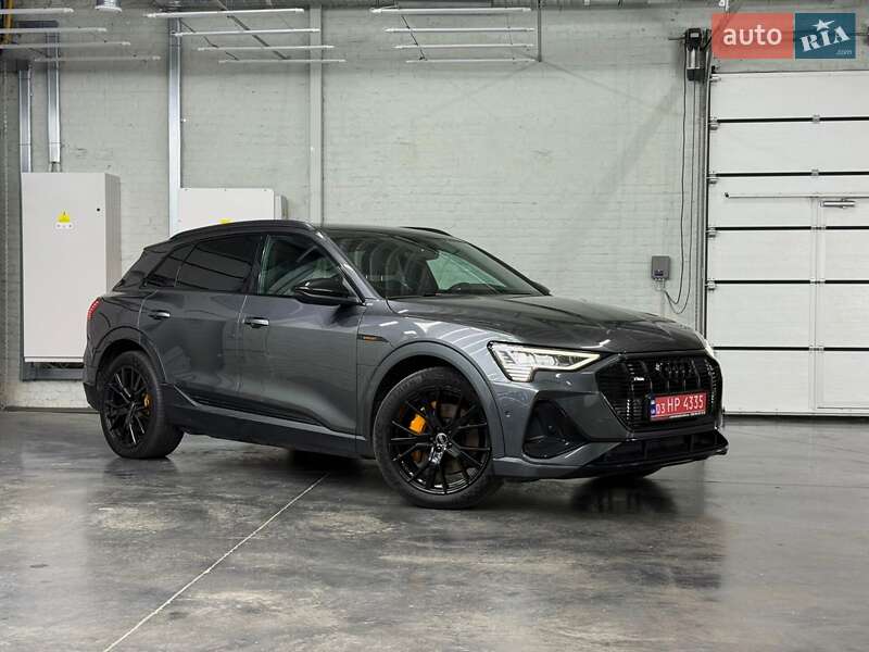 Позашляховик / Кросовер Audi e-tron 2021 в 