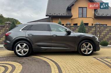 Позашляховик / Кросовер Audi e-tron 2022 в 