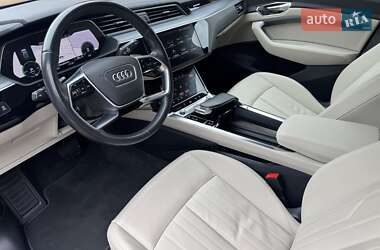 Позашляховик / Кросовер Audi e-tron 2022 в 