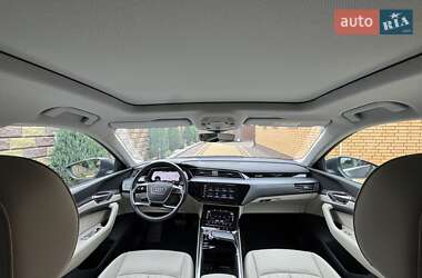 Позашляховик / Кросовер Audi e-tron 2022 в 