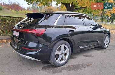 Позашляховик / Кросовер Audi e-tron 2021 в 