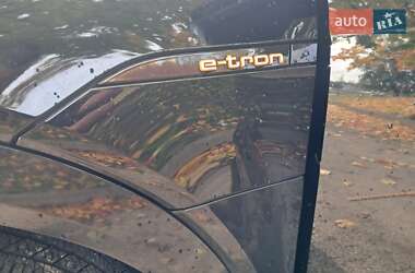 Позашляховик / Кросовер Audi e-tron 2021 в 