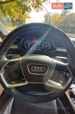 Позашляховик / Кросовер Audi e-tron 2021 в 