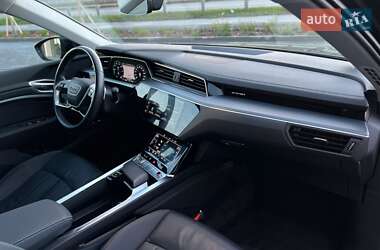 Внедорожник / Кроссовер Audi e-tron 2022 в 