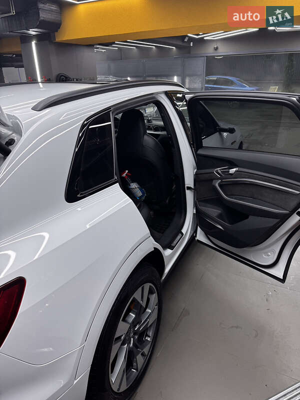 Позашляховик / Кросовер Audi e-tron 2019 в Ужгороді