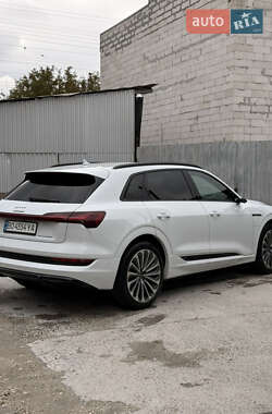 Внедорожник / Кроссовер Audi e-tron 2021 в 