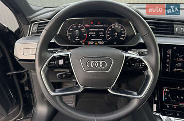 Позашляховик / Кросовер Audi e-tron 2022 в 