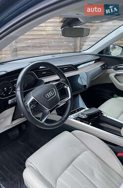 Позашляховик / Кросовер Audi e-tron 2019 в 