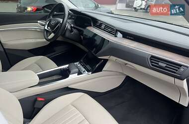 Позашляховик / Кросовер Audi e-tron 2019 в 