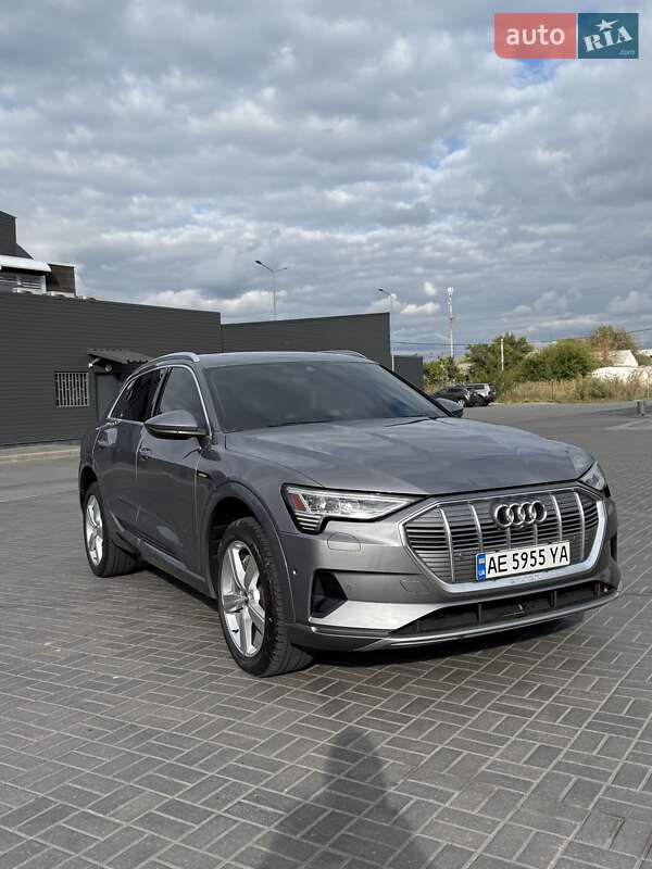 Позашляховик / Кросовер Audi e-tron 2019 в Дніпрі