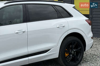 Позашляховик / Кросовер Audi e-tron 2021 в 