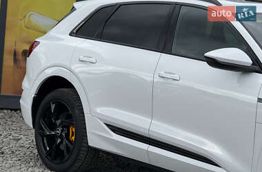 Позашляховик / Кросовер Audi e-tron 2021 в 