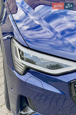 Позашляховик / Кросовер Audi e-tron 2021 в 
