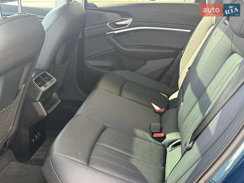 Позашляховик / Кросовер Audi e-tron 2021 в Городку