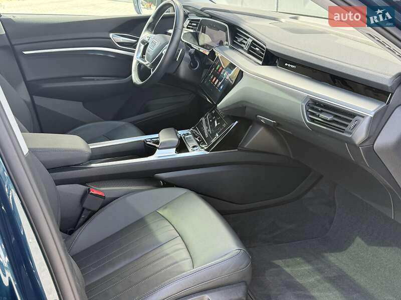 Позашляховик / Кросовер Audi e-tron 2021 в Городку