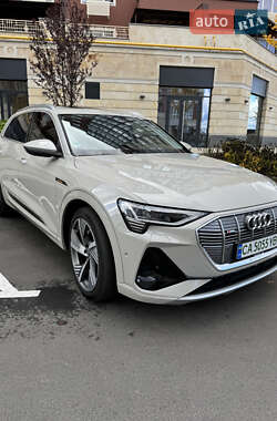 Позашляховик / Кросовер Audi e-tron 2021 в 