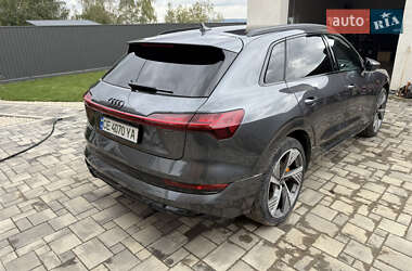 Позашляховик / Кросовер Audi e-tron 2022 в 