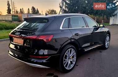 Позашляховик / Кросовер Audi e-tron 2021 в 