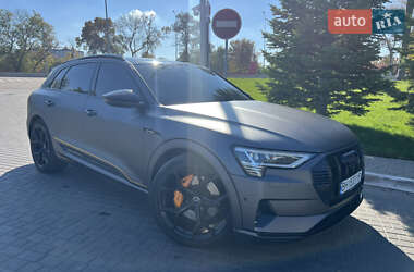 Позашляховик / Кросовер Audi e-tron 2019 в 