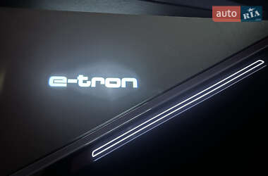Внедорожник / Кроссовер Audi e-tron 2021 в 