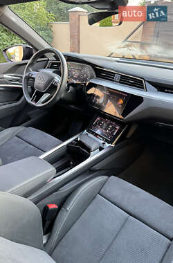 Позашляховик / Кросовер Audi e-tron 2022 в  фото 74 Позашляховик / Кросовер Audi e-tron 2022 в