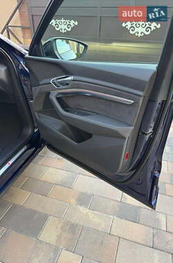 Позашляховик / Кросовер Audi e-tron 2022 в  фото 77 Позашляховик / Кросовер Audi e-tron 2022 в