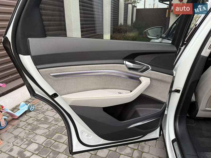 Позашляховик / Кросовер Audi e-tron 2022 в Луцьку