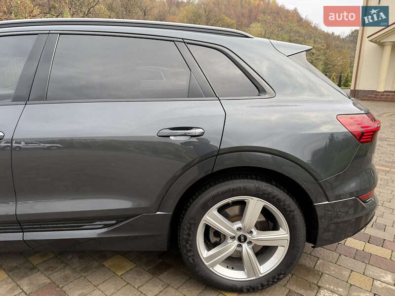 Внедорожник / Кроссовер Audi e-tron 2019 в Сваляве