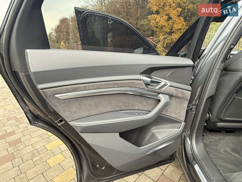 Внедорожник / Кроссовер Audi e-tron 2019 в Сваляве